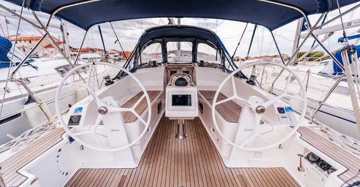 Rent a sailboat in Betina Marina - Bavaria Cruiser 37 