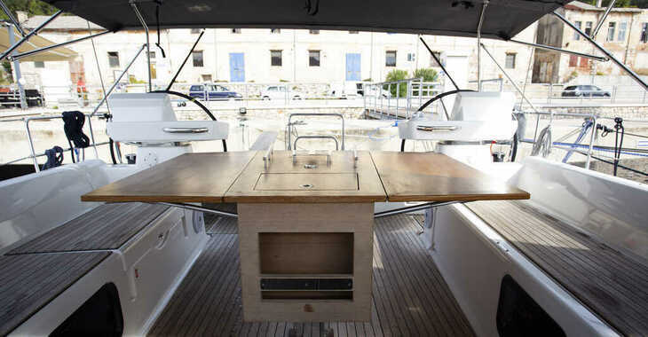 Rent a sailboat in Veruda - Dufour 520 Grand Large