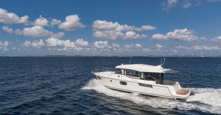 Rent a motorboat in Veruda Marina - Swift Trawler 41 SEDAN 
