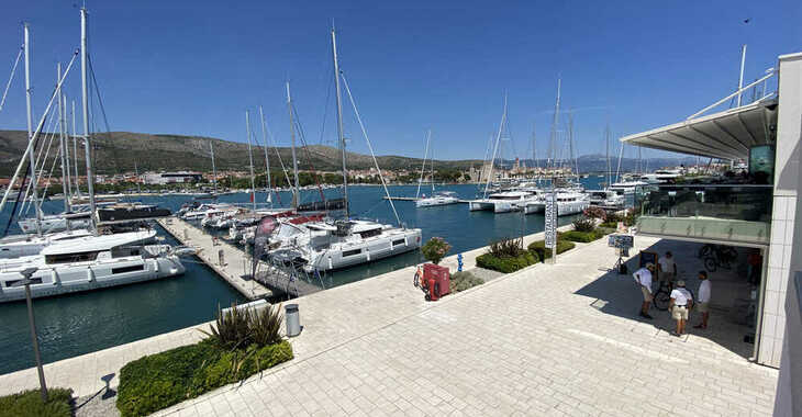 Rent a motorboat in SCT Marina Trogir - Grandezza 34 OC 
