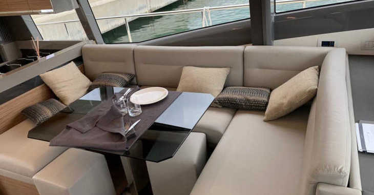 Chartern Sie yacht in Stobreč Port - Ferretti 450