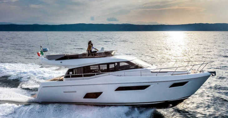 Chartern Sie yacht in Stobreč Port - Ferretti 450
