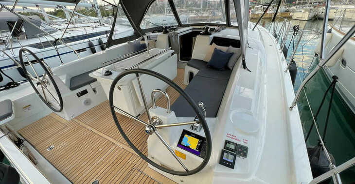Rent a sailboat in Veruda - Oceanis 40.1