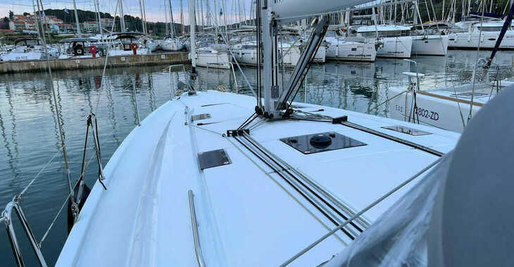 Rent a sailboat in Veruda - Oceanis 40.1