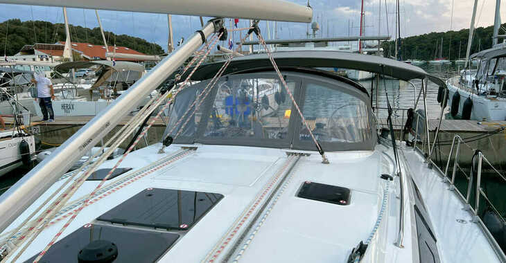 Rent a sailboat in Veruda - Bavaria Cruiser 46