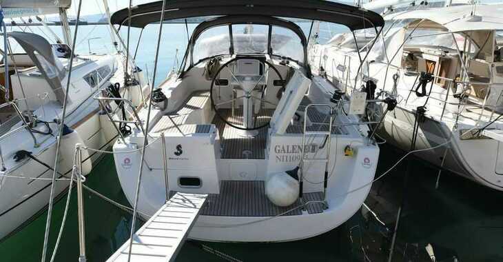 Rent a sailboat in Loutraki Harbour - Oceanis 37