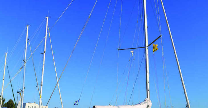 Rent a sailboat in Loutraki Harbour - Oceanis 37