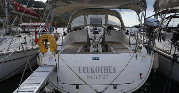 Rent a sailboat in Loutraki Harbour - Bavaria Cruiser 36