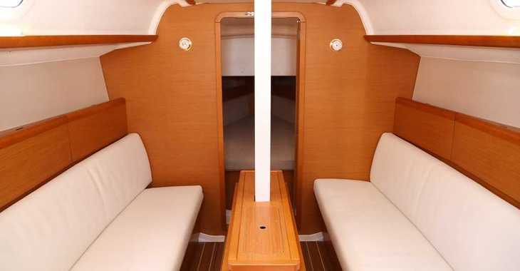 Rent a sailboat in Loutraki Harbour - Sun Odyssey 33i