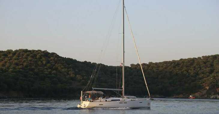 Rent a sailboat in Loutraki Harbour - Sun Odyssey 439