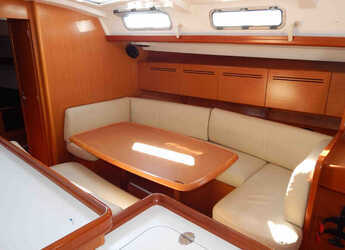 Chartern Sie segelboot in Marina Zeas - Cyclades 50.5