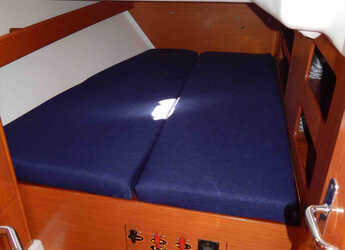 Chartern Sie segelboot in Marina Zeas - Cyclades 50.5