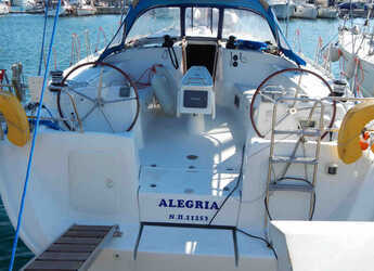 Chartern Sie segelboot in Marina Zeas - Cyclades 50.5