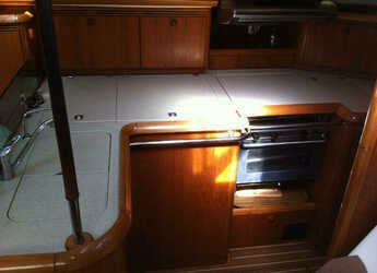 Chartern Sie segelboot in Marina Zeas - Sun Odyssey 49DS