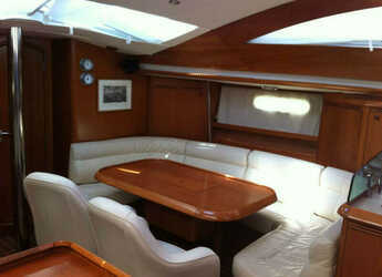 Chartern Sie segelboot in Marina Zeas - Sun Odyssey 49DS