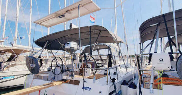 Rent a sailboat in Veruda - Bavaria C38