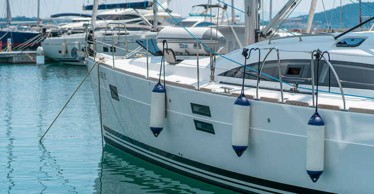 Chartern Sie segelboot in Marina Kastela - Elan Impression 45.1 - 3 cab.