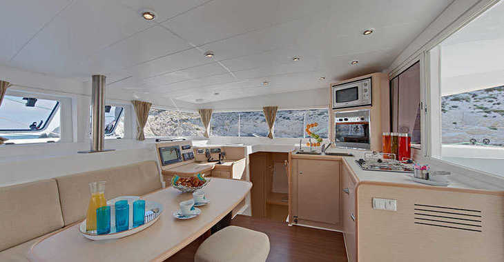 Rent a catamaran in Anse Marcel Marina (Lonvilliers) - Lagoon 400 S2 - 4 + 2 cab.