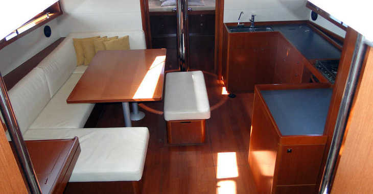 Rent a sailboat in Porto di Pozzuoli - Oceanis 48 - 5 cab.