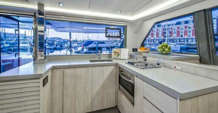 Rent a catamaran in Nelson Dockyard - Sunsail 454 (Classic)