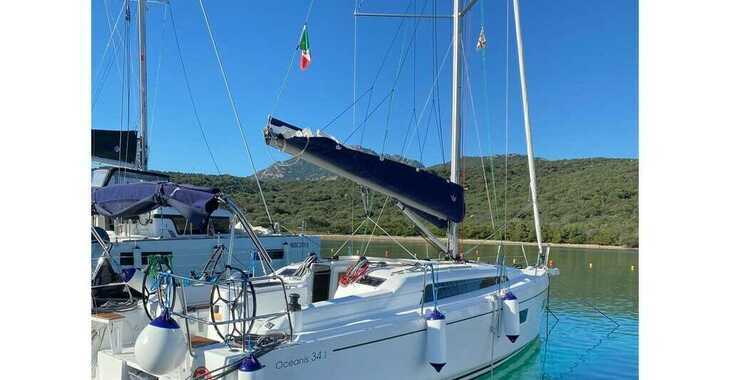 Rent a sailboat in Cala dei Sardi - Oceanis 34.1