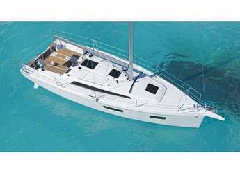 Rent a sailboat in Cala dei Sardi - Oceanis 34.1
