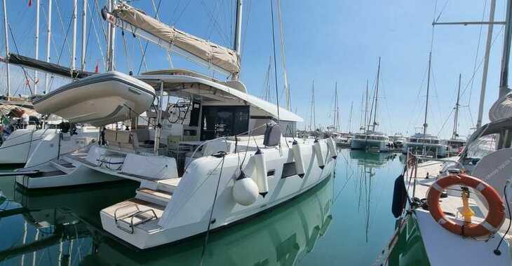 Rent a catamaran in Marina d'Arechi - Lagoon 42
