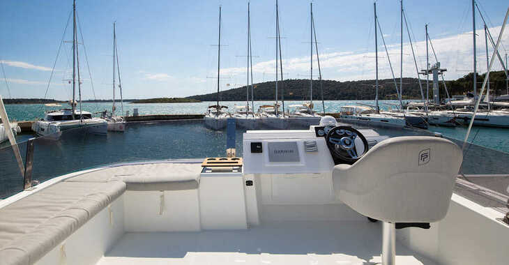 Rent a power catamaran in ACI Pomer - Fountaine Pajot MY 37