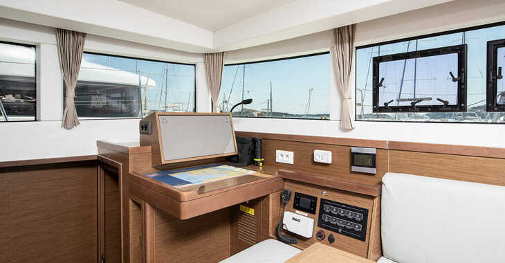 Rent a catamaran in ACI Pomer - Lagoon 40 - 4 + 2 cab 