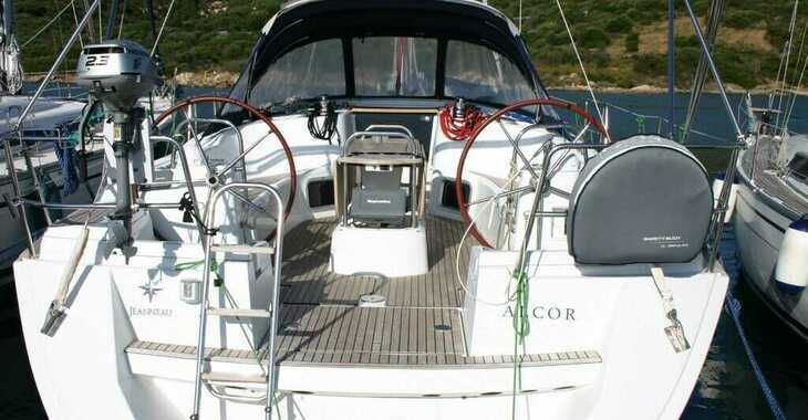 Rent a sailboat in Cala dei Sardi - Sun Odyssey 44i