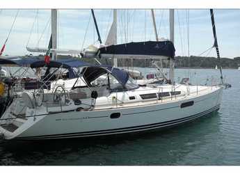 Rent a sailboat in Cala dei Sardi - Sun Odyssey 44i
