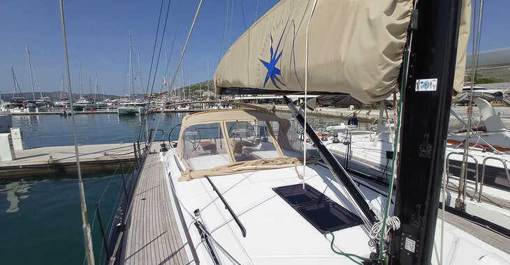 Chartern Sie segelboot in Marina Baotić - First 53 - 3 + 1 cab.