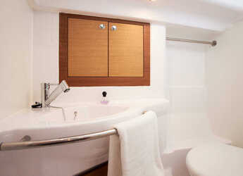 Rent a sailboat in Marina Kastela - Elan Impression 40.1