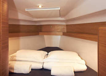 Rent a sailboat in Marina Kastela - Elan Impression 40.1