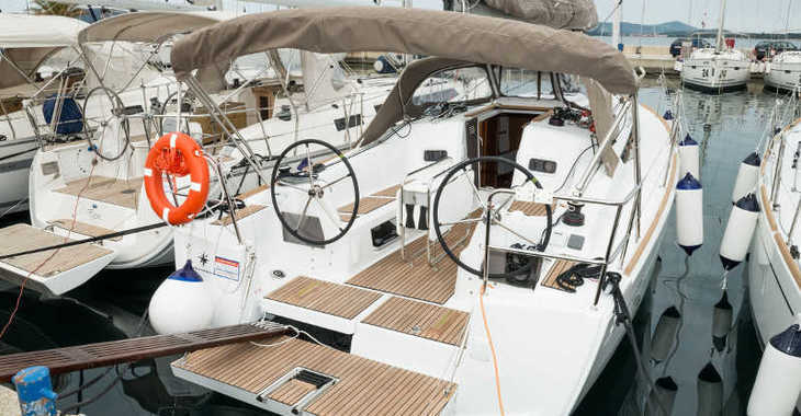 Rent a sailboat in Marine Pirovac - Sun Odyssey 349