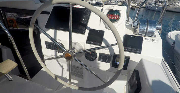 Rent a catamaran in Marina Mandalina - Fountaine Pajot Astréa 42