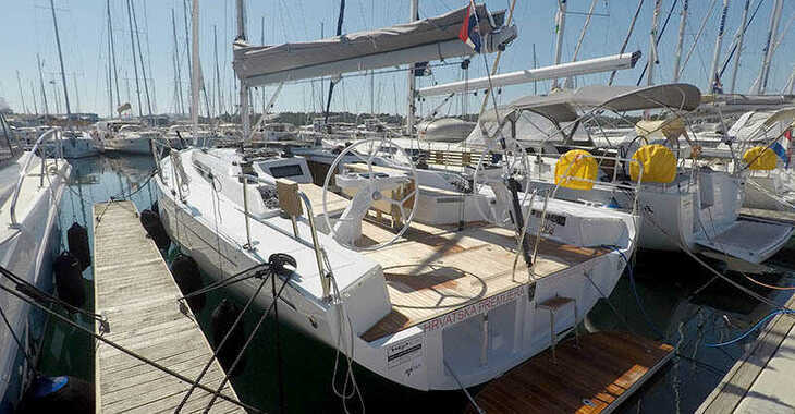 Rent a sailboat in Marina Mandalina - Grand Soleil 44