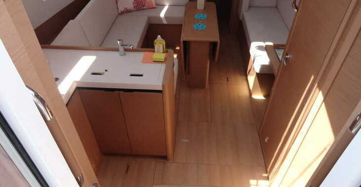 Chartern Sie segelboot in Marina Kastela - Sun Odyssey 380