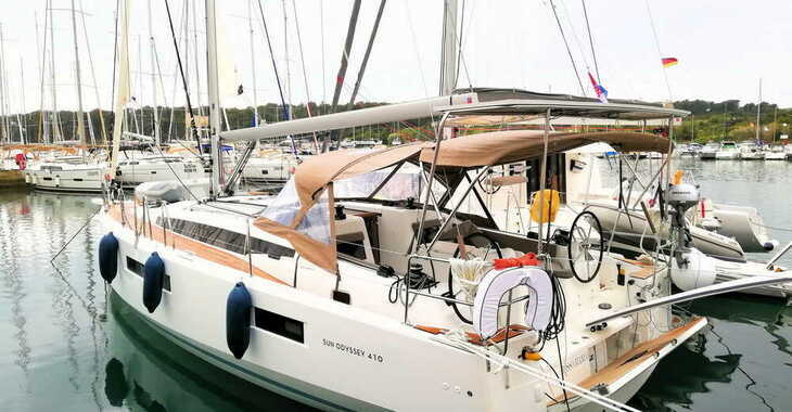 Rent a sailboat in Veruda - Sun Odyssey 410