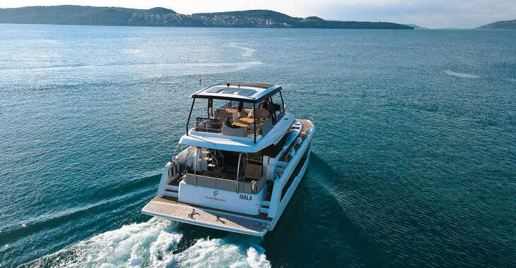 Rent a power catamaran in Marina Baotić - MY5