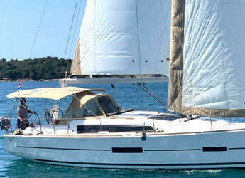Rent a sailboat in Veruda - Dufour 382 Grand Large - 2 cab
