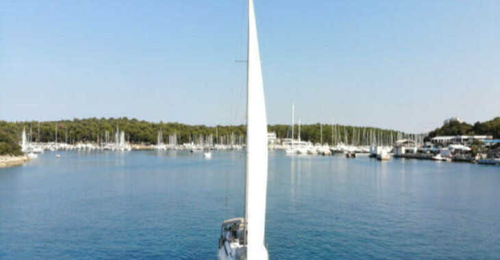 Chartern Sie segelboot in Veruda - Sun Odyssey 419