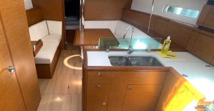 Rent a sailboat in Marina Frapa - Sun Odyssey 389