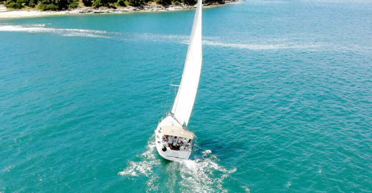 Rent a sailboat in Veruda - Sun Odyssey 389