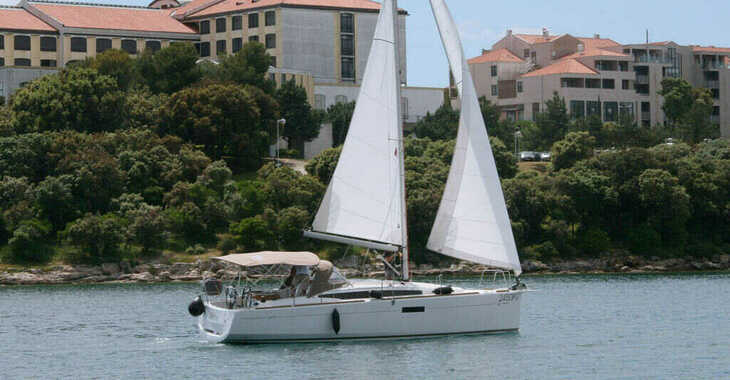 Rent a sailboat in Veruda - Sun Odyssey 349 - 2 Cab