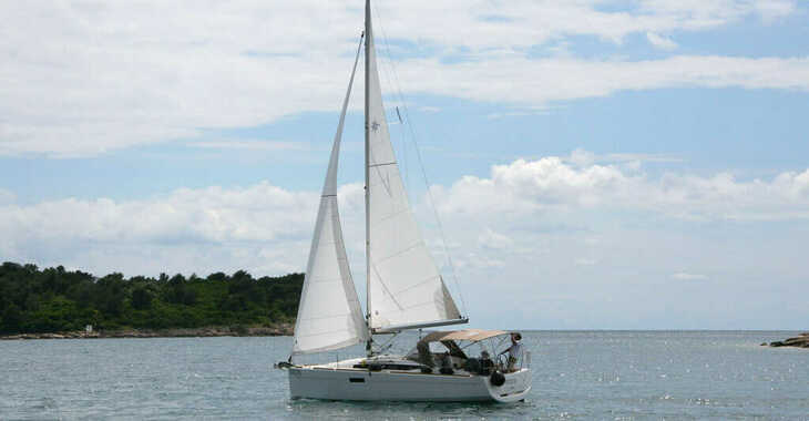 Rent a sailboat in Veruda - Sun Odyssey 349 - 2 Cab