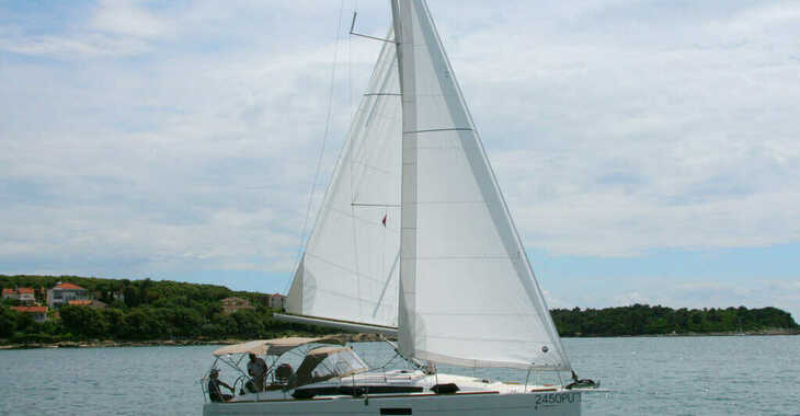 Rent a sailboat in Veruda - Sun Odyssey 349 - 2 Cab