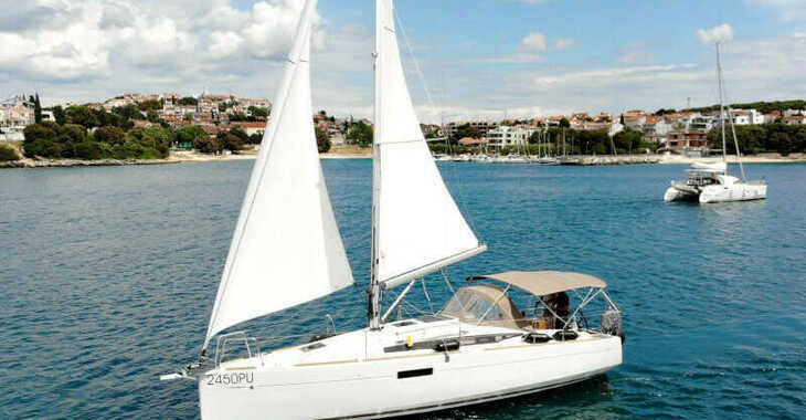 Rent a sailboat in Veruda - Sun Odyssey 349 - 2 Cab