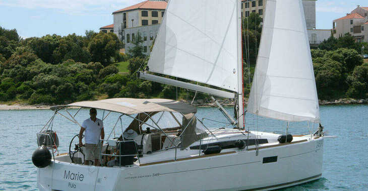 Rent a sailboat in Veruda - Sun Odyssey 349 - 2 Cab