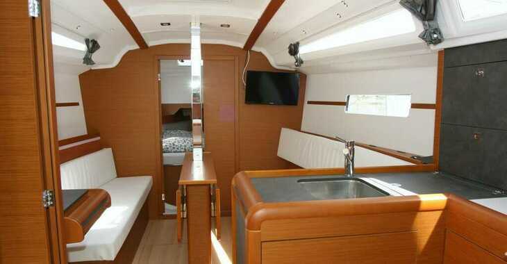 Rent a sailboat in Veruda - Sun Odyssey 349 - 2 Cab